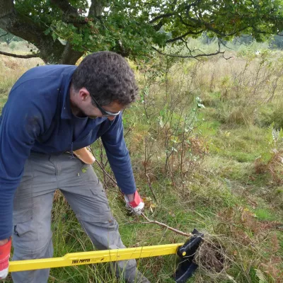 Ian Rickards demonstrating tree popping.